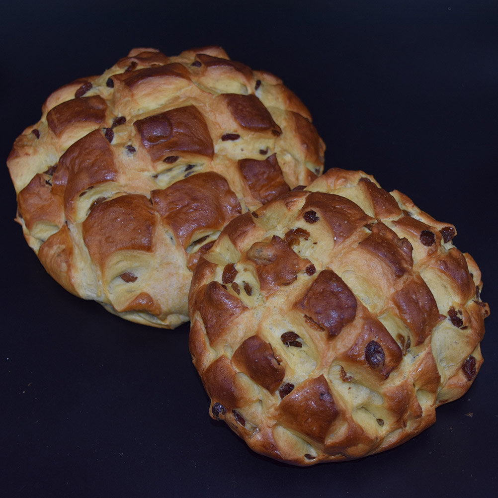 Osterbrot mit Rosinen